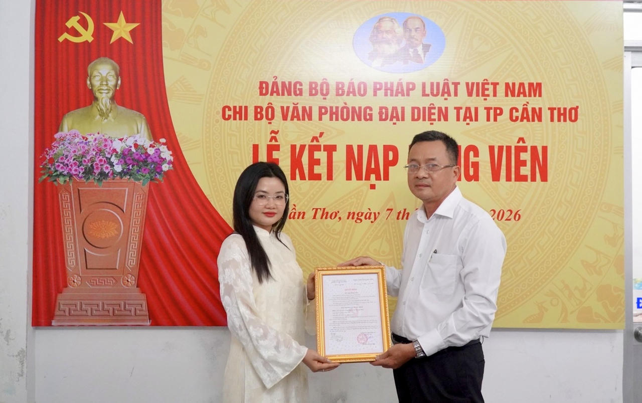 Chi bộ VPĐD Báo Pháp luật Việt Nam tại TP Cần Thơ kết nạp Đảng viên mới