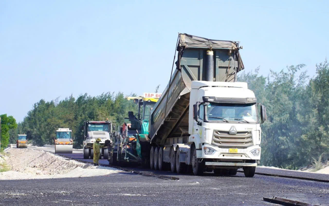 Dự án thành phần 1 - Đường ven biển đoạn qua xã Cam Hồng đang được đẩy nhanh tiến độ. (Ảnh: MP)