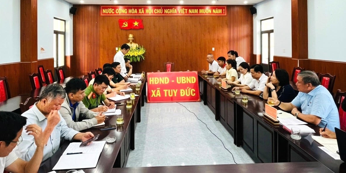 Ông Lê Đình Nam – Ủy viên Ban Thường vụ Đảng ủy, Phó Chủ tịch UBND xã Tuy Đức, tỉnh Lâm Đồng phát biểu tại cuộc họp