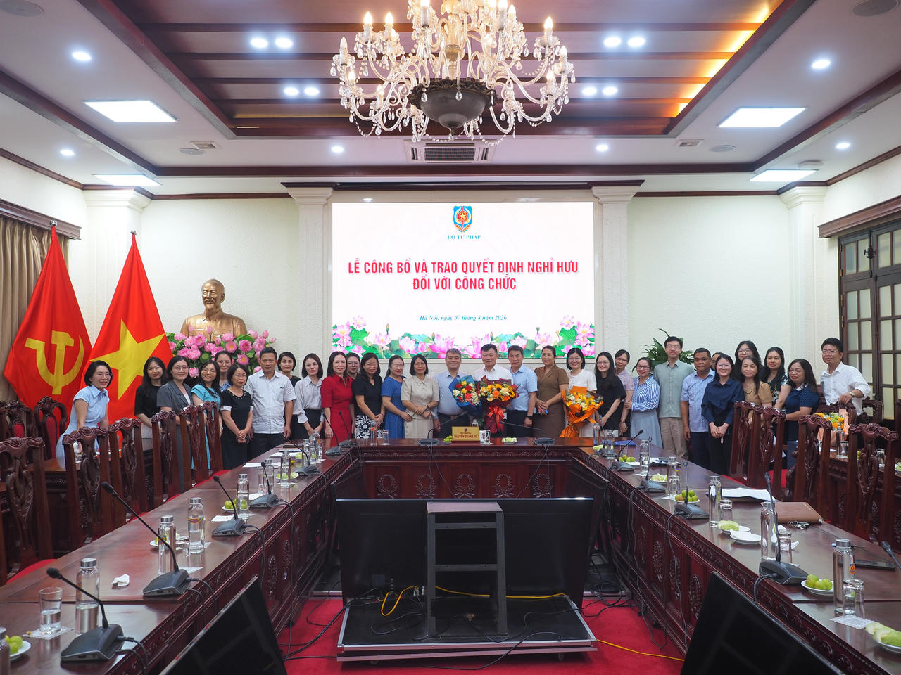 Bộ Tư pháp trao Quyết định nghỉ hưu cho công chức