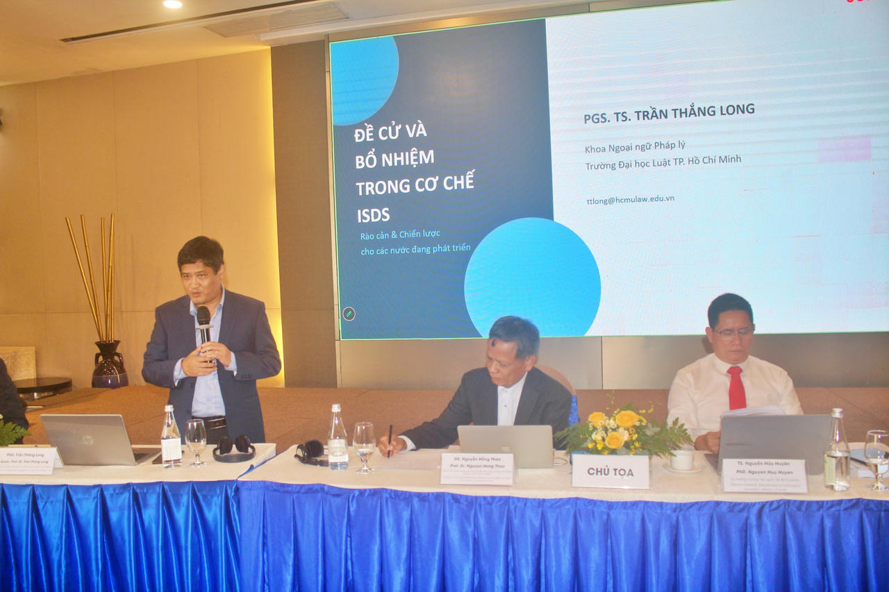 GS. Nguyễn Hồng Thao - thành viên Ủy ban Luật quốc tế của Liên hợp quốc (ILC), giảng viên Trường Đại học Luật TP HCM; TS. Nguyễn Hữu Huyên - Vụ trưởng Vụ Hợp tác quốc tế, Bộ Tư pháp chủ trì phiên 2. Ảnh: N.A