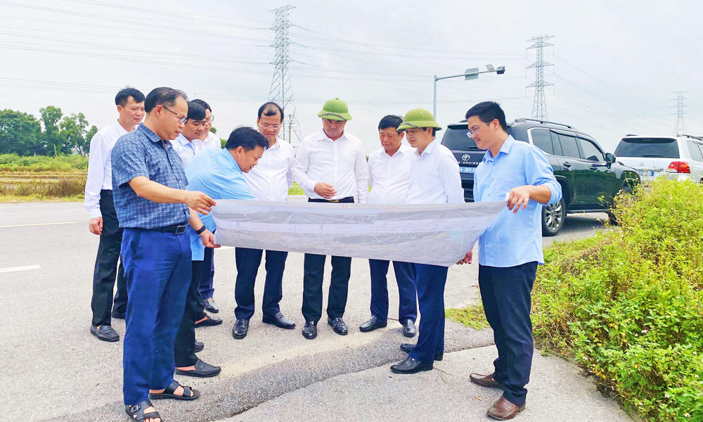 Bí thư Tỉnh ủy Nguyễn Hồng Thái và lãnh đạo tỉnh kiểm tra, khảo sát thực tế dự án nâng cấp, mở rộng tuyến đường tỉnh 398.  (Ảnh Báo Bắc Ninh)