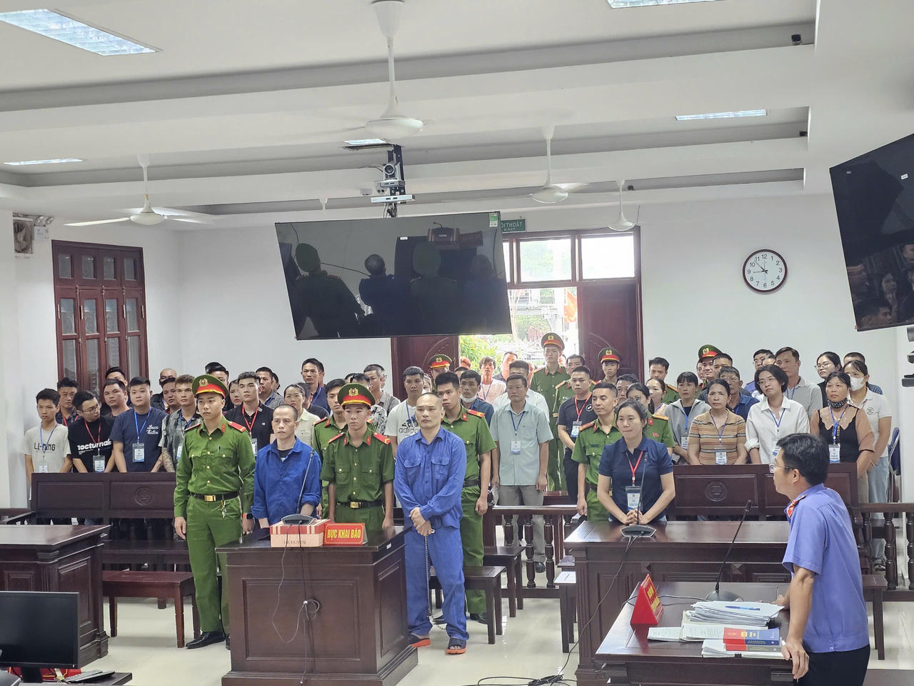 Bị cáo Long và Tuấn tại phiên toà (Ảnh: Hải Anh)