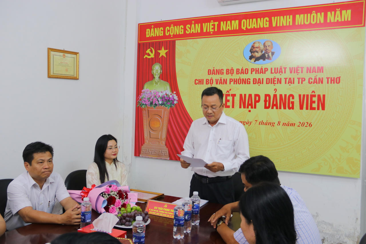 Đồng chí Trần Phong Trần – Bí thư Chi bộ, Trưởng VPĐD tại TP Cần Thơ phát biểu giao nhiệm vụ cho Đảng viên mới. (Ảnh: Kim Ngân)