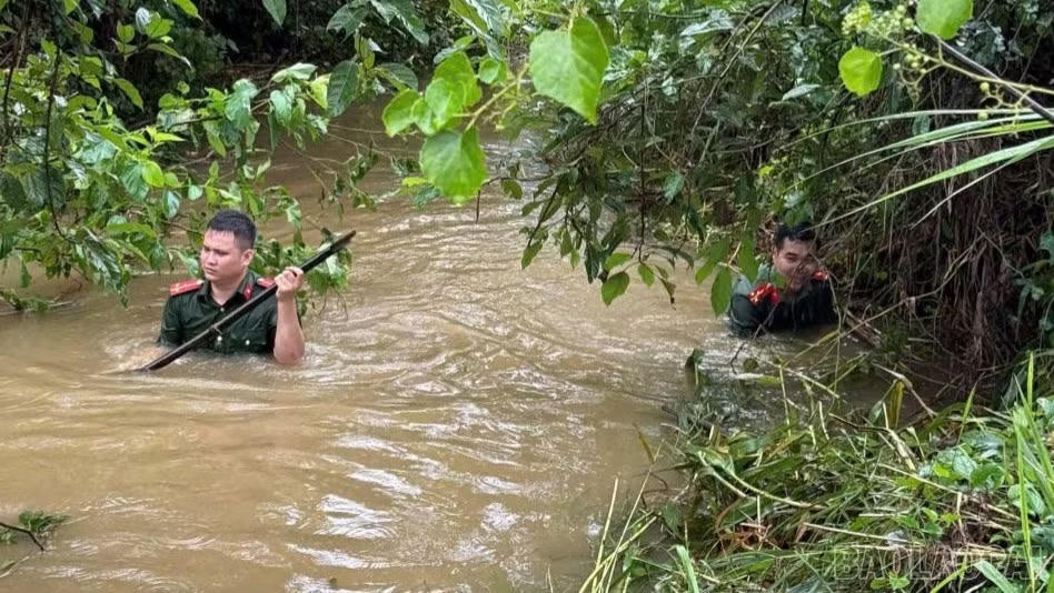 Lực lượng công an xã Xuân Ái tổ chức tìm kiếm người mất tích do bị lũ cuốn. Ảnh: CACC. 