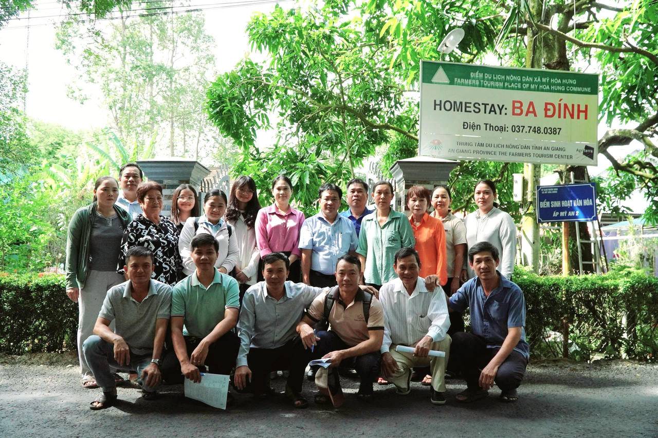 Đoàn thăm và chụp ảnh lưu niệm tại Homestay Ba Đính. Ảnh: Khánh Thùy