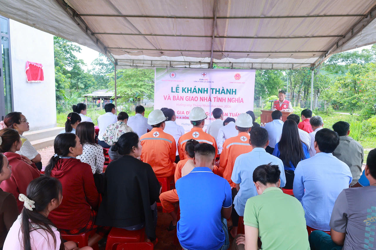 Quang cảnh lễ khánh thành, bàn giao nhà tình nghĩa do Công ty Điện lực Quảng Trị phối hợp Hội Chữ thập đỏ tỉnh tổ chức tại xã Hướng Hiệp. (Ảnh Hưng Nguyên)