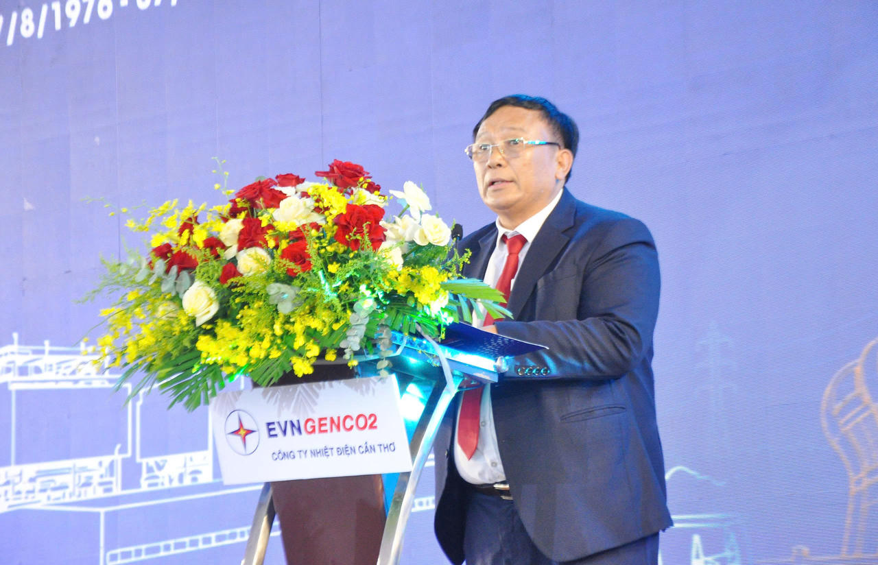 Ông Trần Phú Thái, Chủ tịch Hội đồng quản trị EVNGENCO2, biểu dương những đóng góp của nhiều thế hệ cán bộ, người lao động Công ty Nhiệt điện Cần Thơ đối với sự phát triển của EVNGENCO2 và ngành điện Việt Nam trong thời gian qua. (Ảnh: Hà Vy)