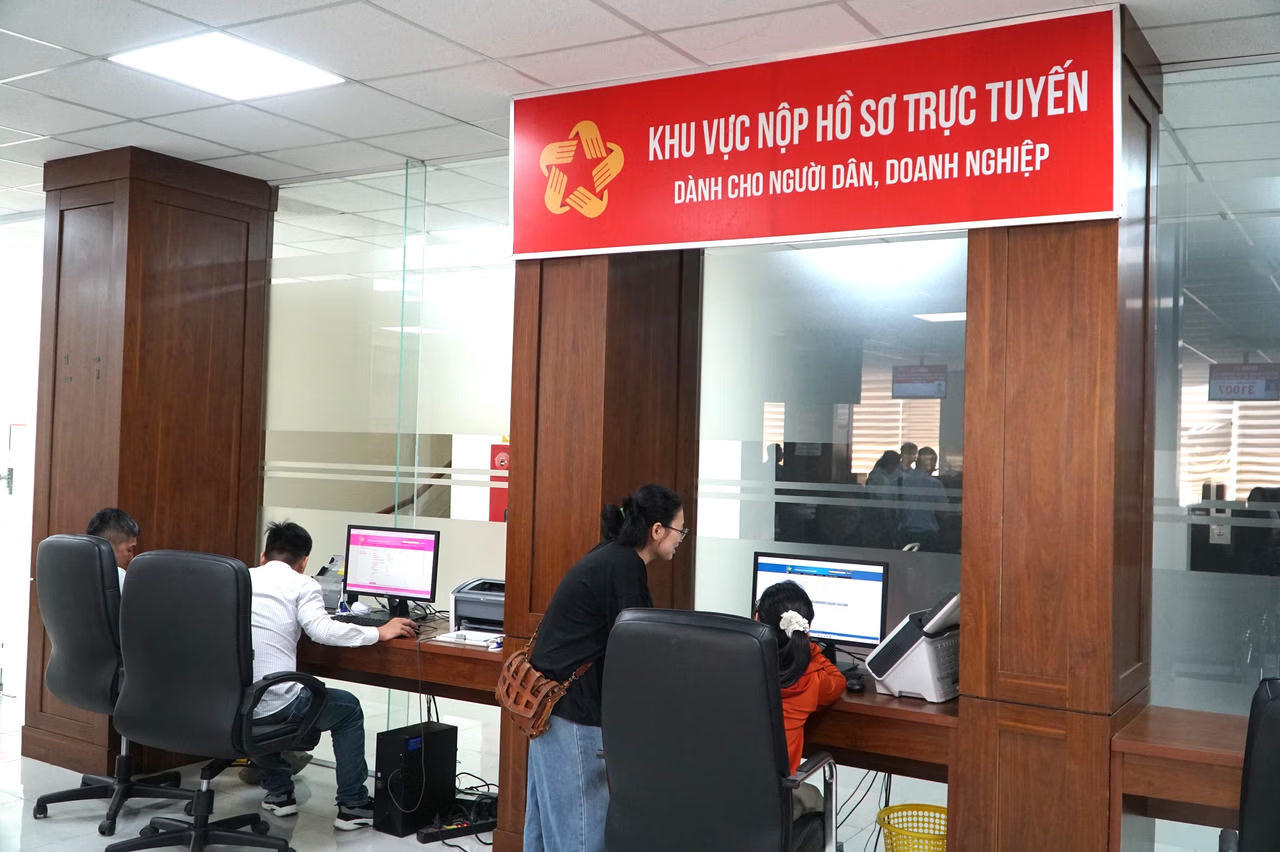 Khu vực nộp hồ sơ trực tuyến cho người dân, doanh nghiệp tại Trung tâm Phục vụ hành chính công tỉnh Nghệ An. Ảnh: Tuyết Lan