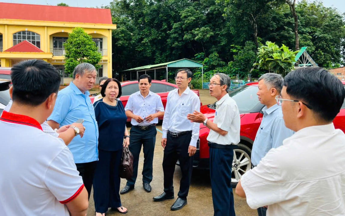 Bà Trần Ánh Hoa – Chủ tịch HĐTV Công ty xử lý nước Tân Phạm Nguyên cùng đoàn công tác đã tiến hành khảo sát thực tế tại 02 điểm trường để lắp đặt 02 hệ thống lọc nước sạch phục vụ học sinh và giáo viên tại địa phương