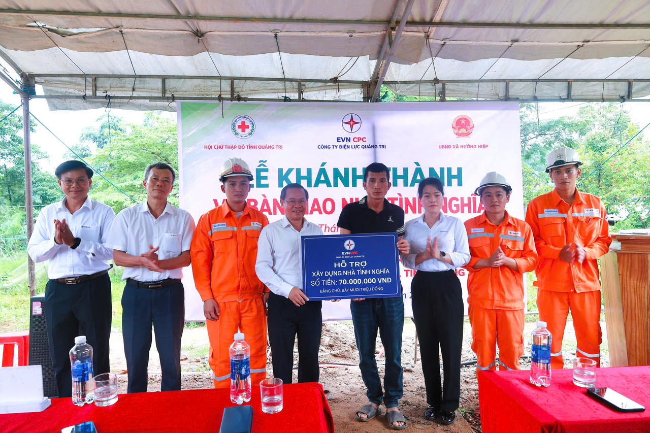 Đại diện Công ty Điện lực Quảng Trị, Hội Chữ thập đỏ tỉnh và chính quyền địa phương trao bảng tượng trưng hỗ trợ xây dựng nhà tình nghĩa cho gia đình ông Hồ Văn Tuấn. (Ảnh Hưng Nguyên)