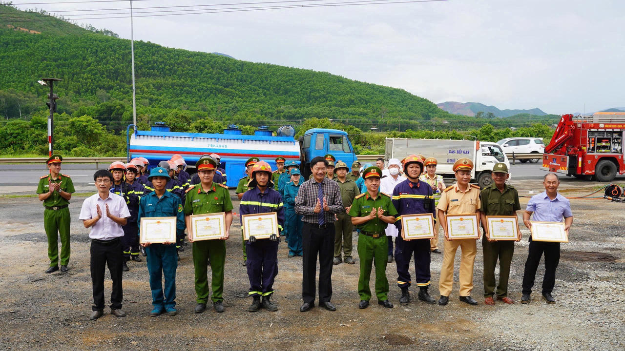 UBND xã Lộc An đã khen thưởng 2 tập thể và 7 cá nhân có thành tích trong công tác tổ chức, tham gia thực tập phương án cứu nạn, cứu hộ. (Ảnh: Hồng Nhung)