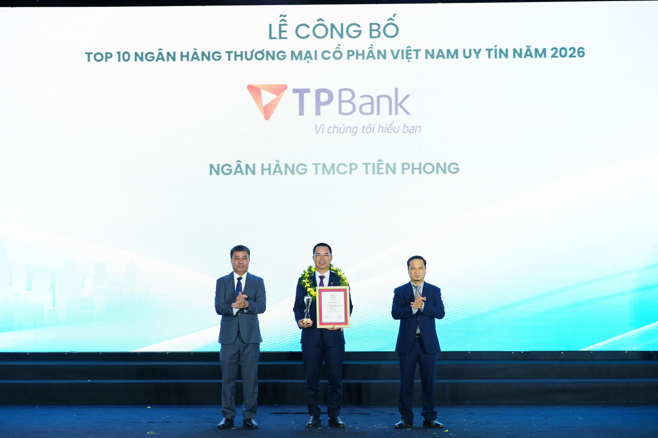 Phó Tổng Giám đốc Nguyễn Việt Anh đại diện TPBank nhận giải thưởng&nbsp;