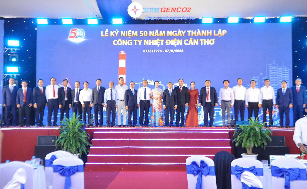  Các đại biểu chụp ảnh lưu niệm tại buổi lễ. (Hà Vy)