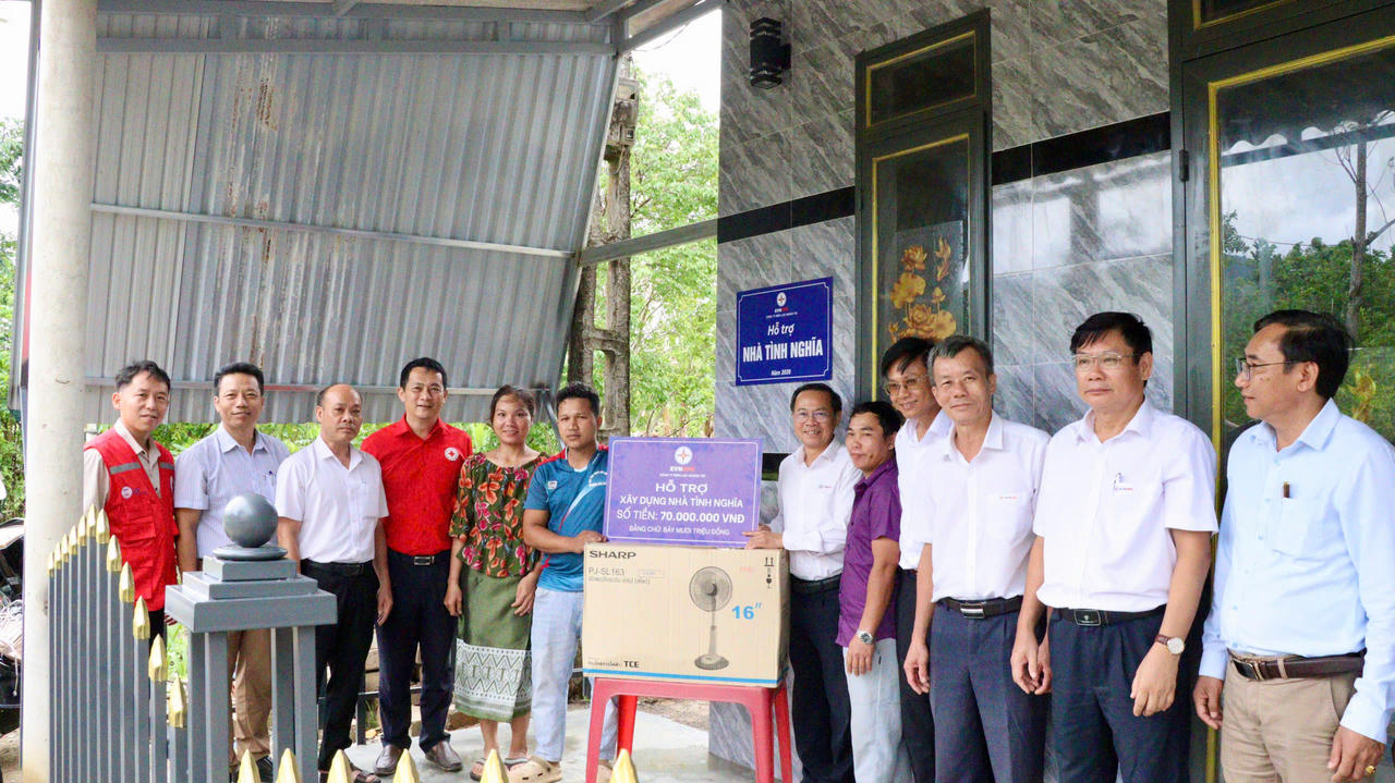 Đại diện Công ty Điện lực Quảng Trị, Hội Chữ thập đỏ tỉnh và chính quyền địa phương trao hỗ trợ xây dựng nhà tình nghĩa cho gia đình ông Hồ Văn Ly, xã Ba Lòng. (Ảnh: Hưng Nguyên)
