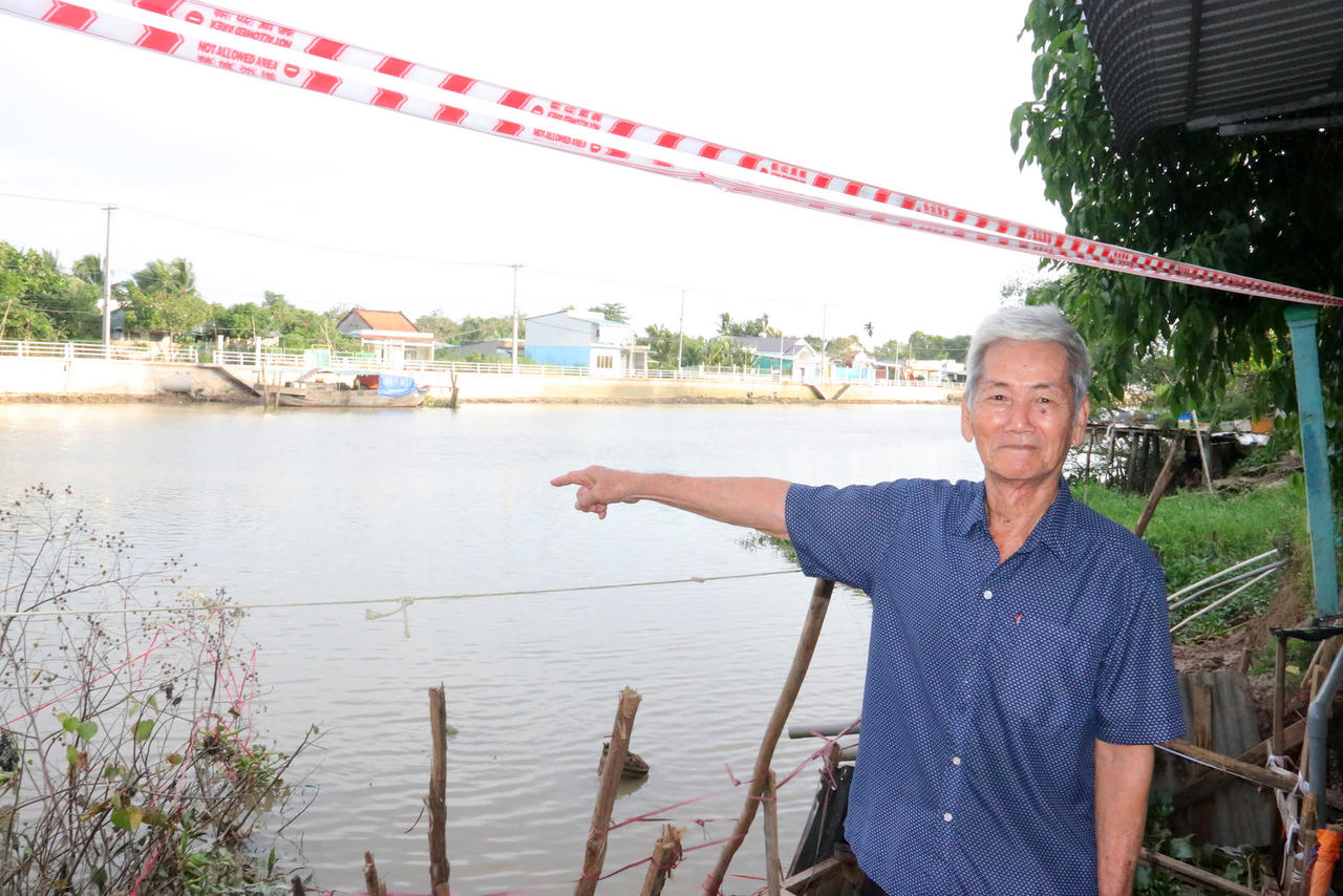 Ông Lưu Văn Đức (77 tuổi) cho biết, đường lộ trước đây nằm ngoài sông và bị sạt lở vô khoảng 15m (Ảnh: Đình Thương)