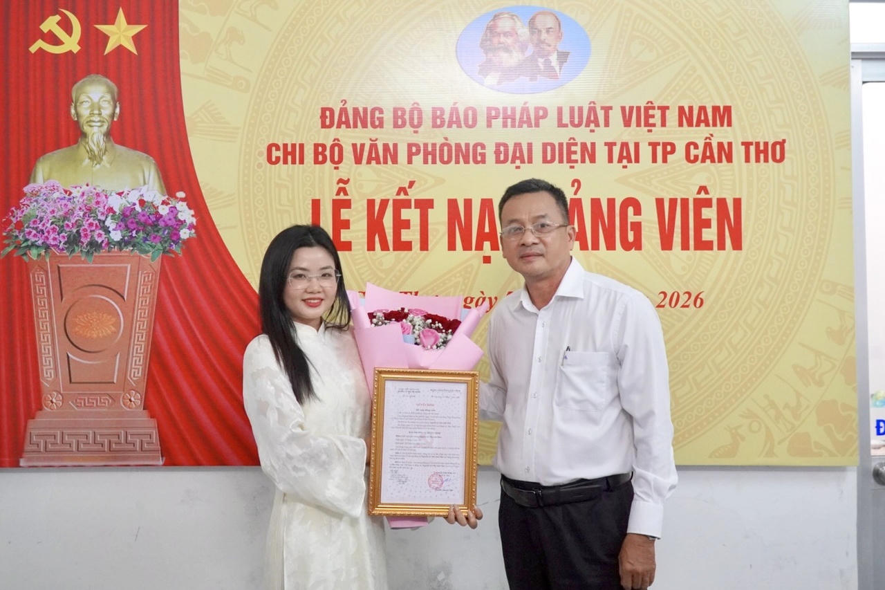Chi bộ VPĐD Báo Pháp luật Việt Nam tại TP Cần Thơ kết nạp Đảng viên mới