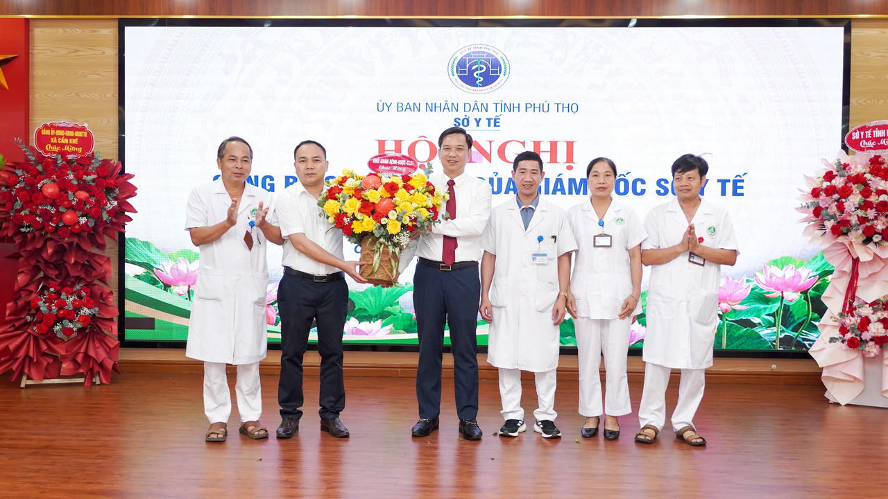 Đại diện các khoa, phòng của Trung tâm Y tế khu vực Cẩm Khê tặng hoa chúc mừng đồng chí Hà Xuân Hoa (Ảnh: TTYT KV Cẩm Khê).