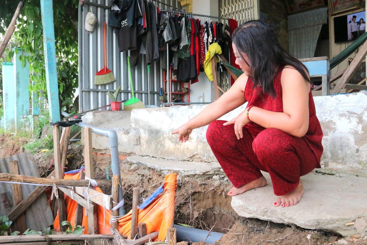 Sạt lở, sụp lún đã "tấn công" tới sát nhà dân và tiềm ẩn nhiều nguy cơ đáng lo ngại (Ảnh: Đình Thương)