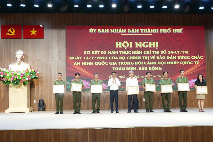 Trao Bằng khen cho 4 tập thể và 4 cá nhân có thành tích xuất sắc trong công tác tham mưu, triển khai thực hiện Chỉ thị số 24-CT/TW ngày 13/7/2023 của Bộ Chính trị. (Ảnh: Hồng Nhung)