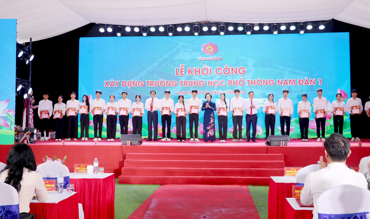 Phó Thủ tướng Chính phủ Phạm Thị Thanh Trà cùng lãnh đạo tỉnh Nghệ An đã trao quà cho 100 học sinh Trường THPT Nam Đàn 1 có hoàn cảnh khó khăn, chăm ngoan, học giỏi.