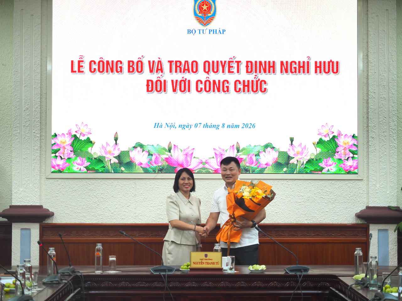 Bộ Tư pháp trao Quyết định nghỉ hưu cho công chức