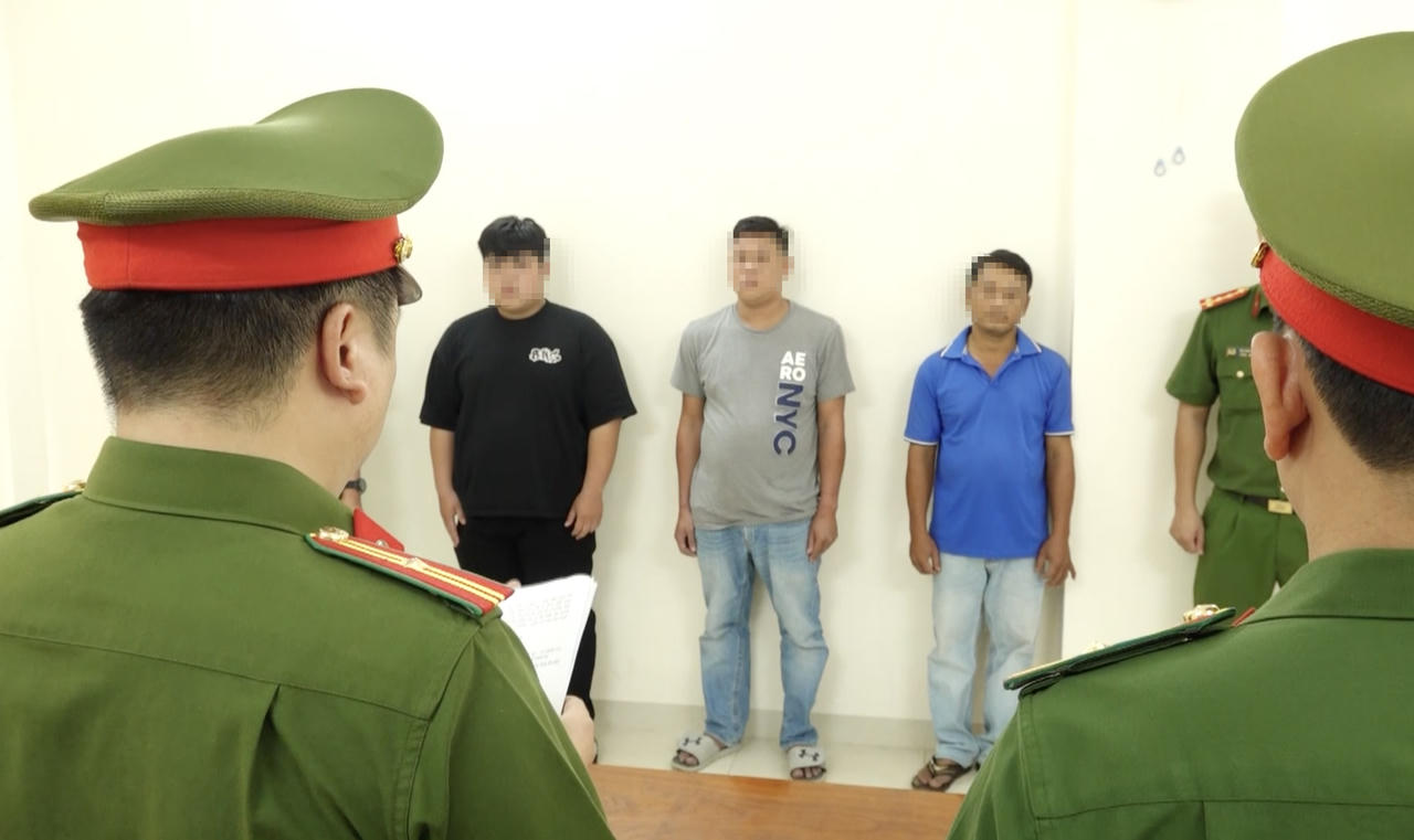 Công an tỉnh Khánh Hòa khởi tố 3 người trong vụ khai thác cát trái phép trên sông Cái. Ảnh: Công an tỉnh Khánh Hòa.