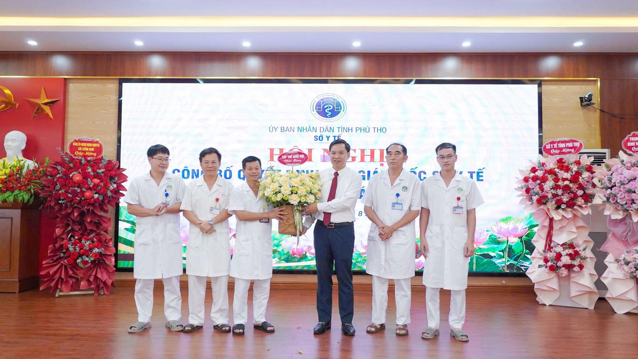 Đại diện các khoa, phòng của Trung tâm Y tế khu vực Cẩm Khê tặng hoa chúc mừng đồng chí Hà Xuân Hoa (Ảnh: TTYT KV Cẩm Khê).