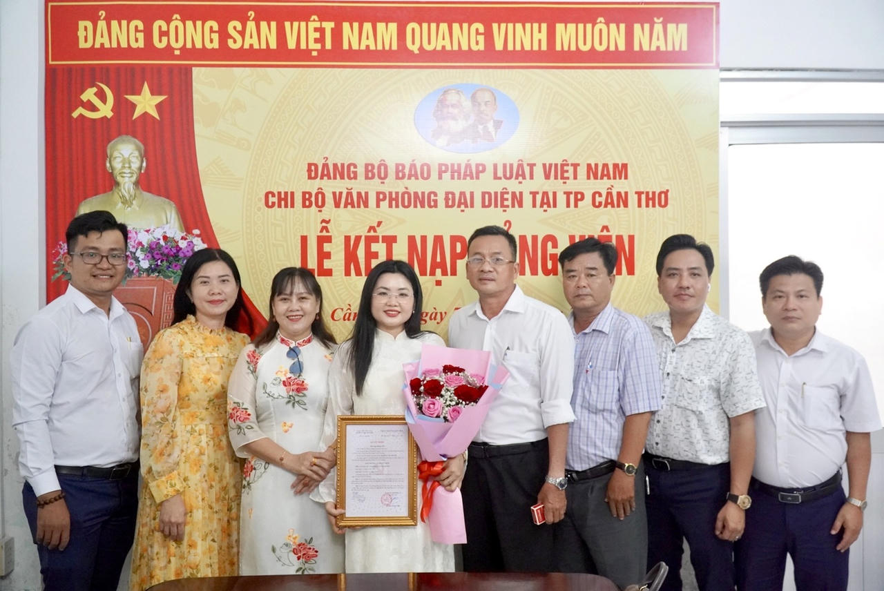 Cán bộ, phóng viên VPĐD tại TP Cần Thơ chụp hình lưu niệm (Ảnh: Kim Ngân)