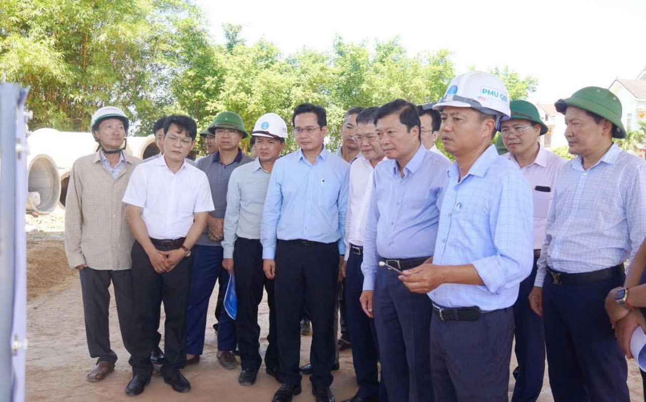 Chủ tịch UBND tỉnh Lê Hồng Vinh và Phó Chủ tịch UBND tỉnh Phan Phong Phú kiểm tra tiến độ Dự án đường và cầu vượt đường sắt trung tâm thành phố Đồng Hới. (Ảnh: MP)