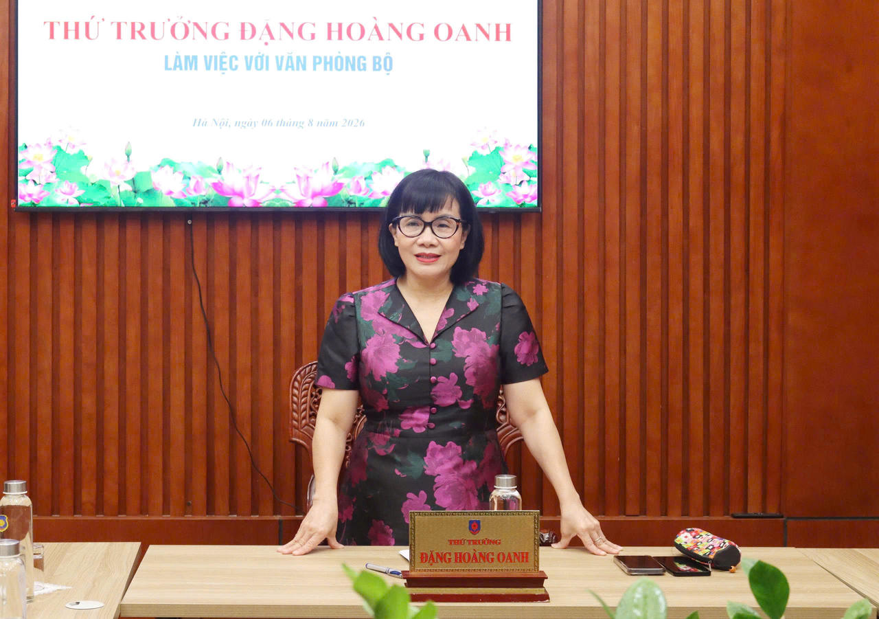 Thứ trưởng Đặng Hoàng Oanh phát biểu kết luận buổi làm việc.