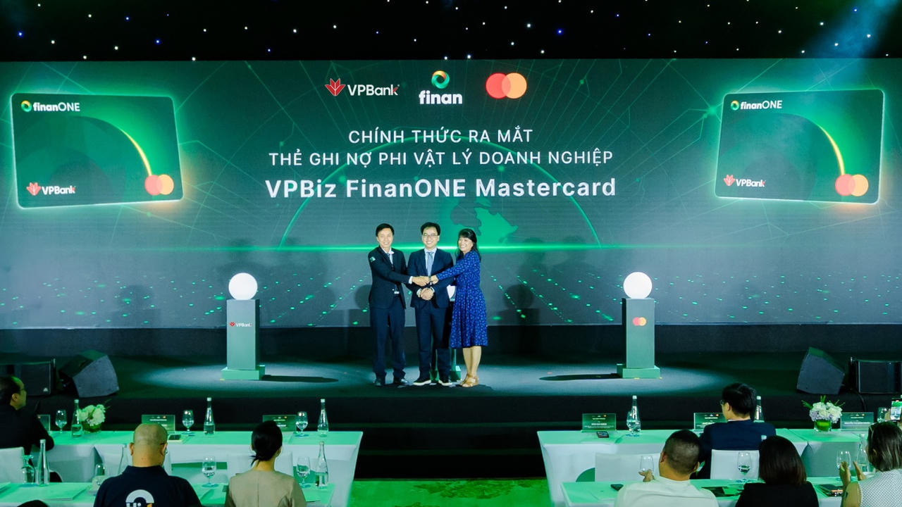Đại diện VPBank, FINAN và Mastercard thực hiện nghi thức ra mắt dòng thẻ ghi nợ phi vật lý VPBiz FinanONE Mastercard (Ảnh: VPBank)