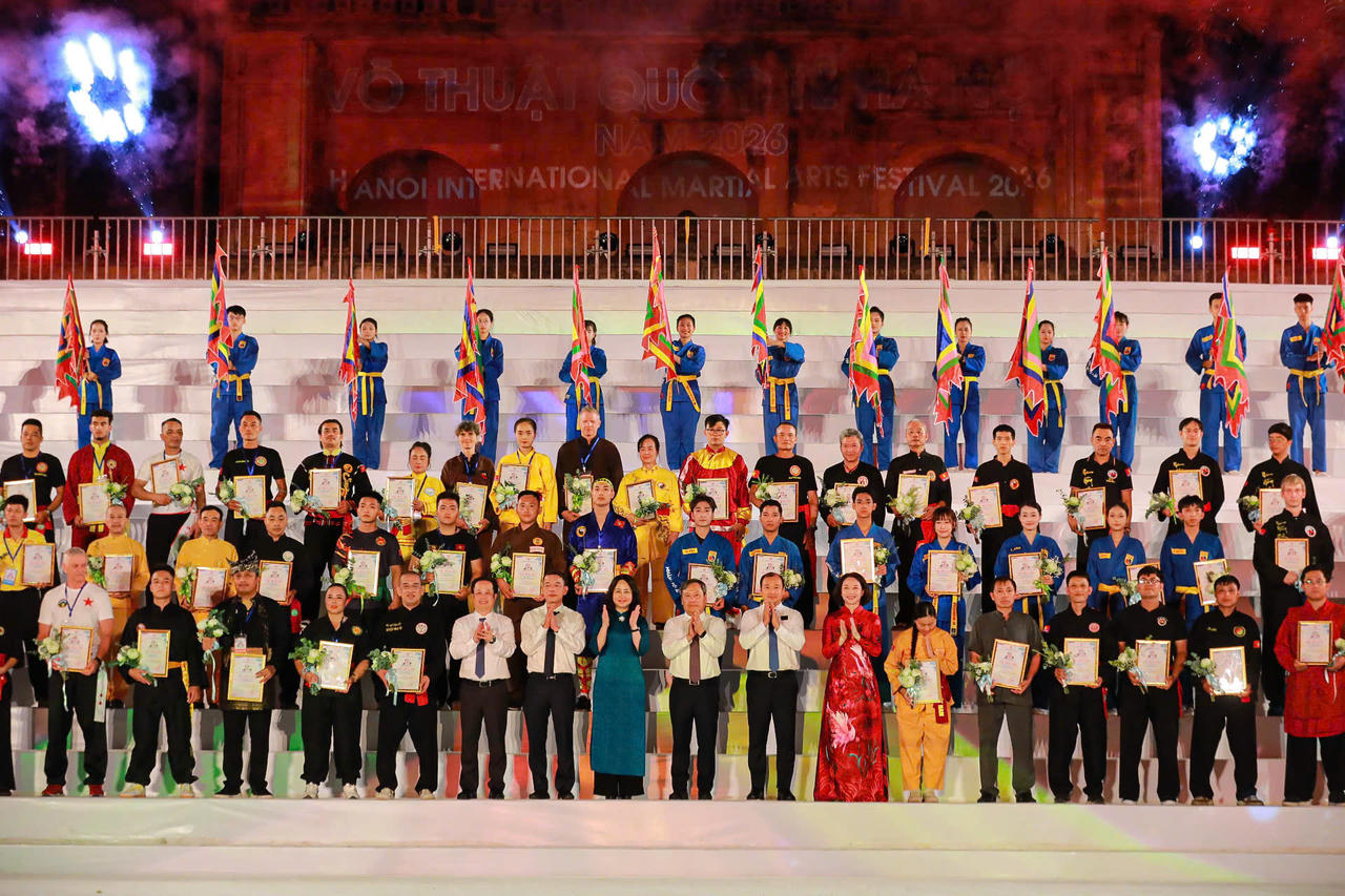 Các lãnh đạo Trung ương và TP Hà Nội trao hoa và chứng nhận vinh danh các đơn vị võ thuật tham dự Festival Võ thuật quốc tế Hà Nội năm 2026.