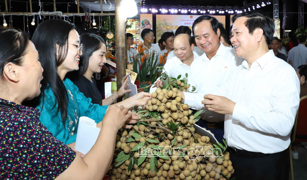 Các đại biểu tham quan các gian hàng trưng bày nhãn lồng và nông sản tiêu biểu của Hưng Yên. (Ảnh: Báo Hưng Yên)