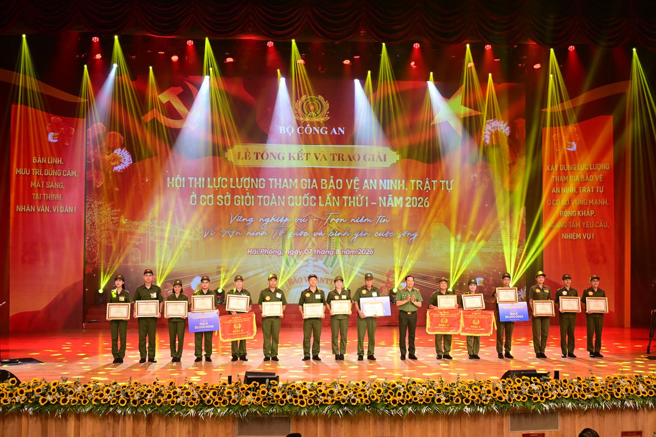 Thượng tướng Lê Văn Tuyến, Ủy viên Trung ương Đảng, Thứ trưởng Bộ Công an tặng bằng khen của Bộ Công an cho 15 thành viên chính thức thuộc 3 đội tuyển đoạt giải A. (Ảnh: Công an HP)