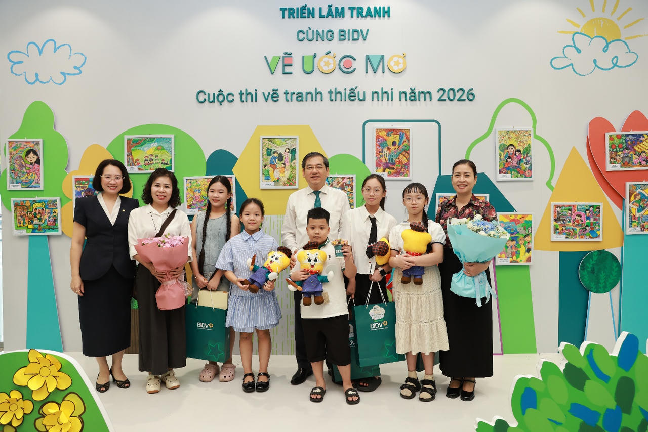 Đại biểu tham dự chương trình chụp ảnh cùng các em thiếu nhi tại không gian triển lãm tranh (Ảnh: BIDV)