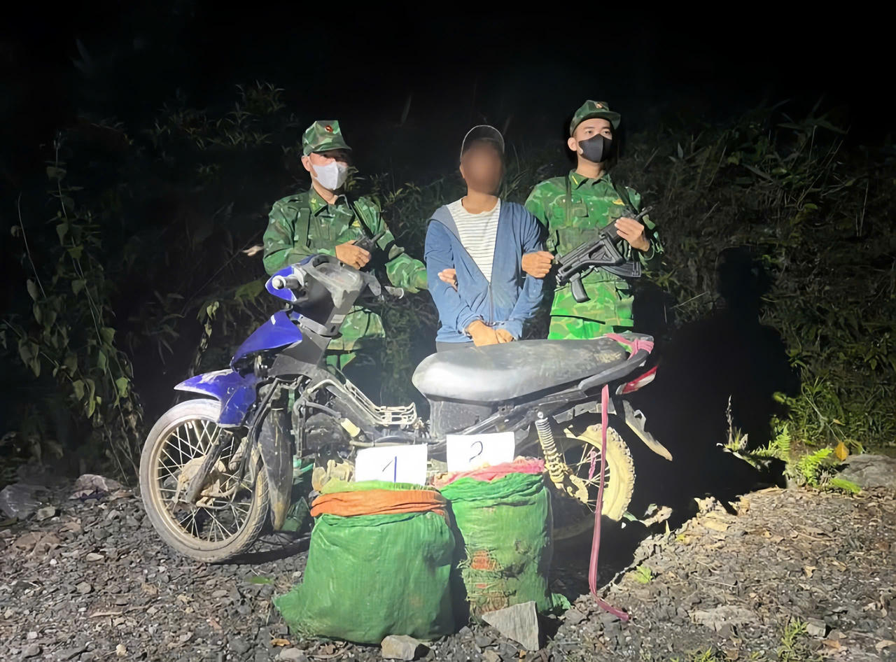 Đối tượng Hồ Văn Ngọc Trường cùng tang vật bị lực lượng Bộ đội Biên phòng tỉnh Quảng Trị bắt giữ tại hiện trường. (Ảnh: Hoài Nam)