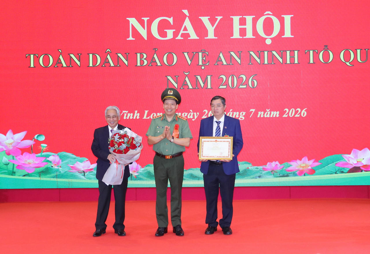 Thượng tướng Lê Văn Tuyến – Thứ trưởng Bộ Công an đánh giá, Trường Đại học Cửu Long  tặng Bằng khen của Bộ Công an cho Trường Đại học Cửu Long