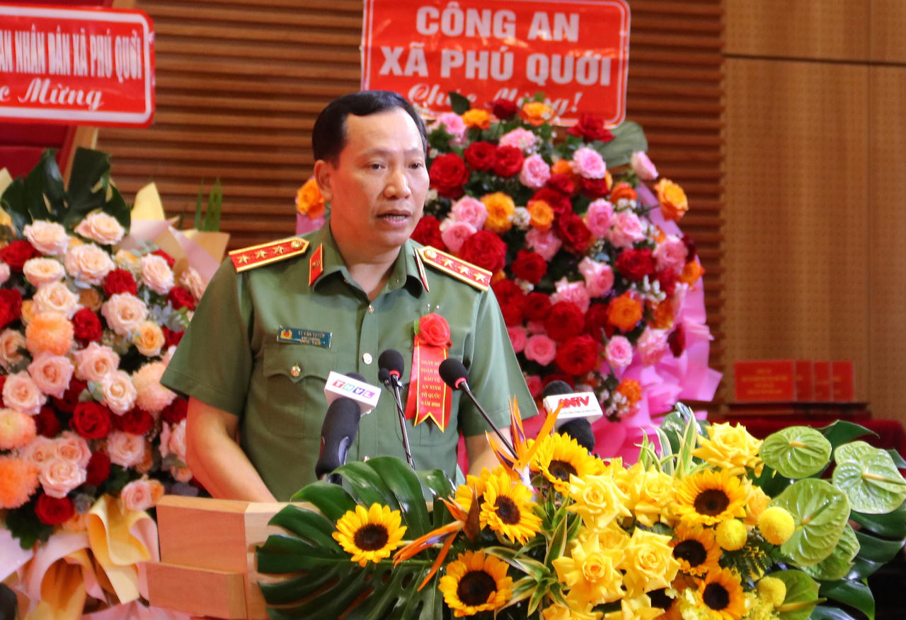 Thượng tướng Lê Văn Tuyến – Thứ trưởng Bộ Công an đánh giá, Trường Đại học Cửu Long là đơn vị điển hình có nhiều thành tích trong phong trào toàn dân bảo vệ ANTQ trên địa bàn tỉnh Vĩnh Long