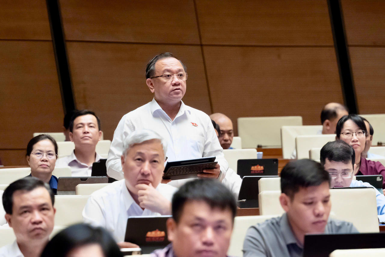Đại biểu Nguyễn Thành Trung nêu ý kiến. 
