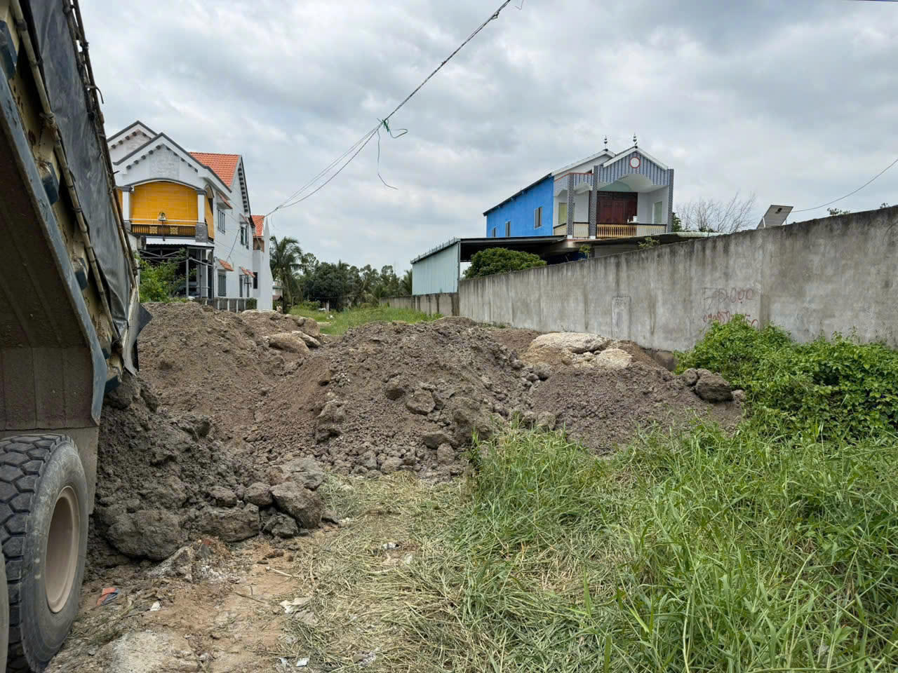 Khởi tố Phó Giám đốc nhà máy bê tông liên quan vụ đổ hơn 400 tấn chất thải ra môi trường
