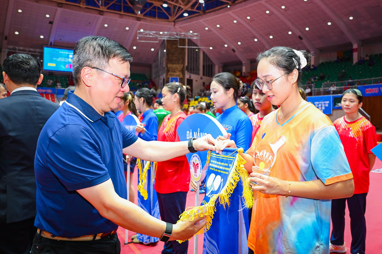 Ban Tổ chức trao kỷ niệm chương và cờ lưu niệm tới 15 đoàn vận động viên cùng đoàn trọng tài. (ảnh Bảo Long)
