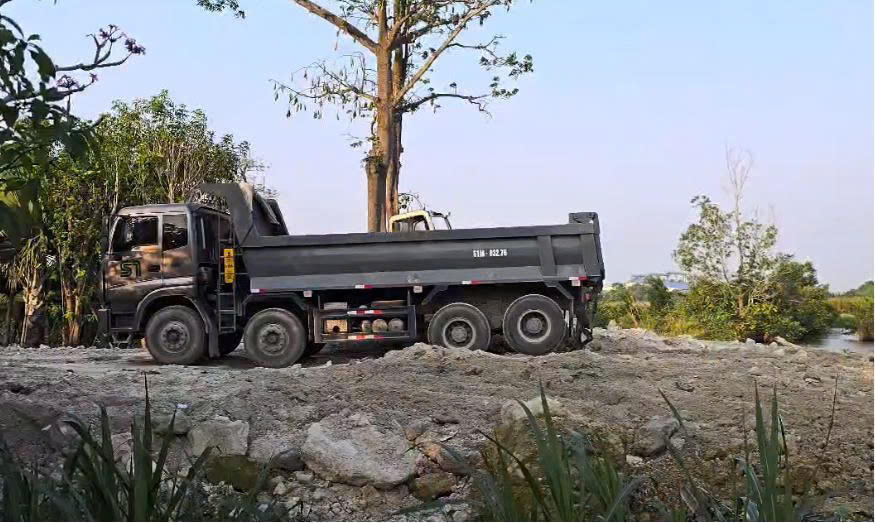 Khởi tố Phó Giám đốc nhà máy bê tông liên quan vụ đổ hơn 400 tấn chất thải ra môi trường