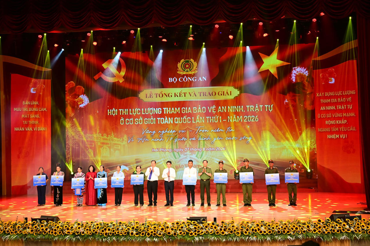 Lãnh đạo trao quà tri ân các cá nhân, thân nhân thành viên lực lượng tham gia bảo vệ ANTT ở cơ sở. (Ảnh: Công an HP)