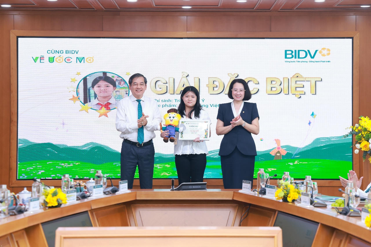 Đại diện BIDV trao Giải Đặc biệt cho thí sinh Trần Thiên Ý (Ảnh: BIDV)