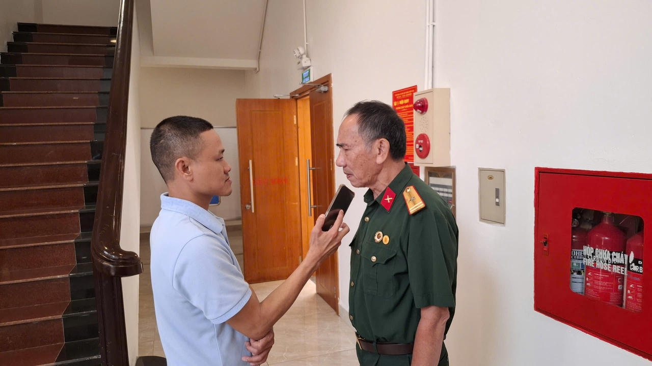 Cựu chiến binh Nguyễn Quang Ngọ, trao đổi với phóng viên Báo Pháp luật Việt Nam. (Ảnh: Công Hoan) 
