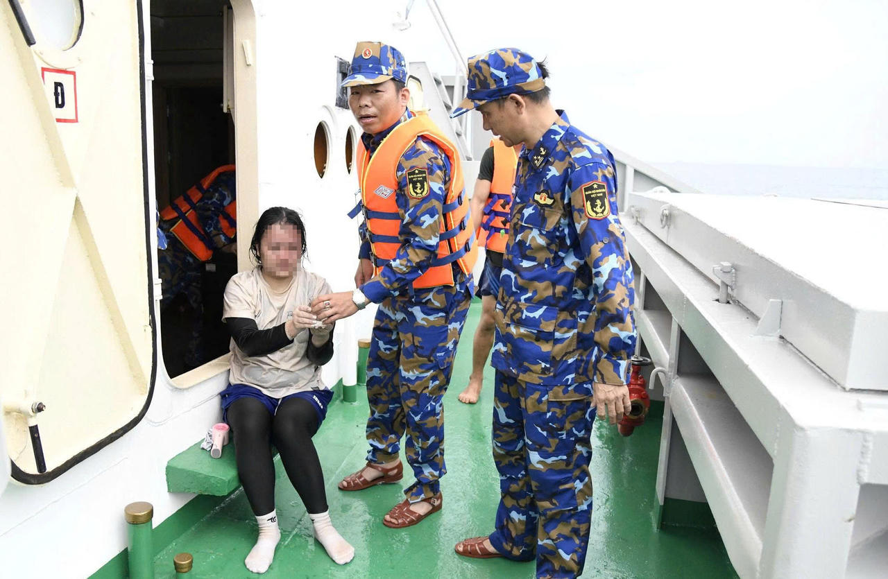 Các lực lượng trên kíp tàu HQ-629, Vùng 3 Hải quân đã phát hiện, cứu được chị Trương Thị Ph. tại khu vực cách Mũi Nghê hơn 2 hải lý.