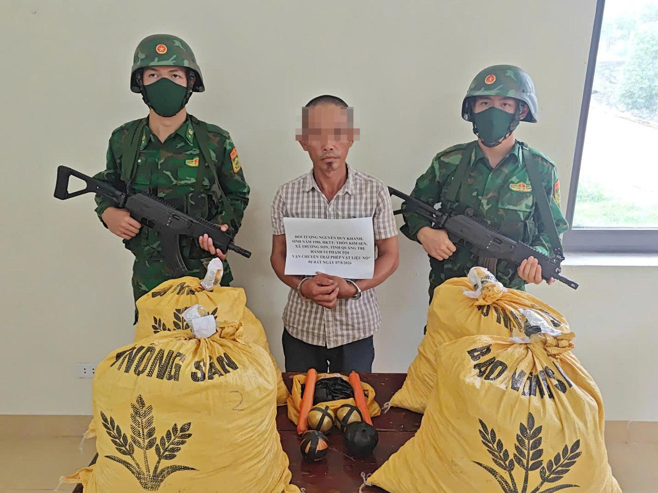 Đối tượng Nguyễn Duy Khánh cùng tang vật. (Ảnh: Hoài Nam)