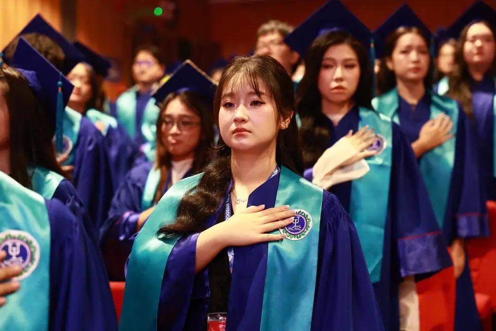 Sinh viên trường Đại học Luật TP HCM&nbsp;thực hiện nghi thức “tuyên thức”. Ảnh:&nbsp;ULAW