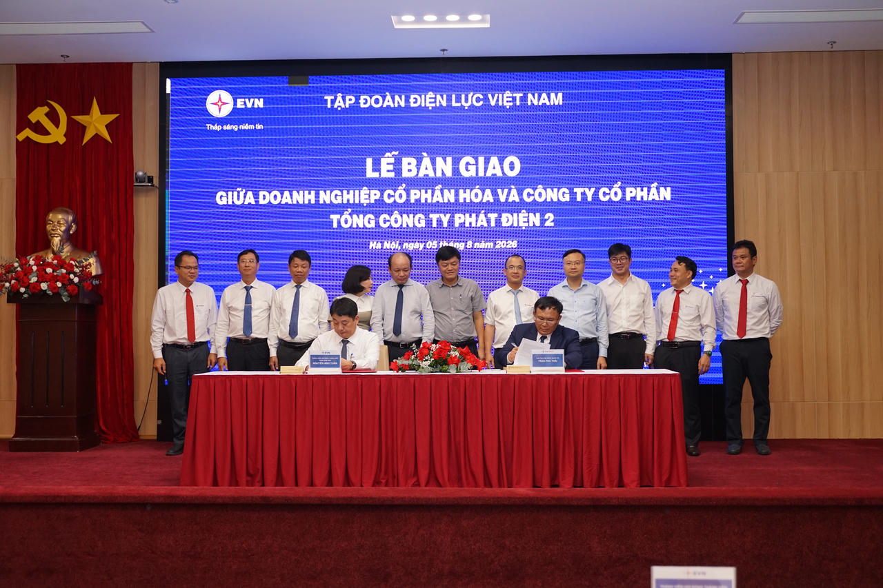 Ông Nguyễn Anh Tuấn – Tổng giám đốc EVN (bên trái) và ông Trần Phú Thái – Chủ tịch HĐQT EVNGENCO2 (bên phải) ký kết Biên bản bàn giao giữa doanh nghiệp cổ phần hoá và Công ty cổ phần EVNGENCO2